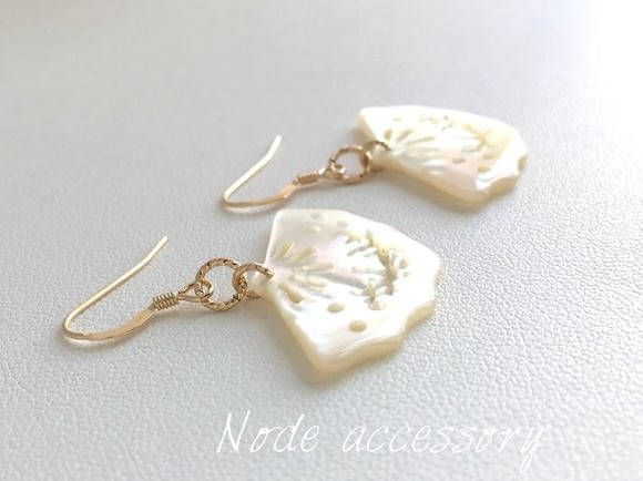 マザーオブパールと扇子モチーフのピアス